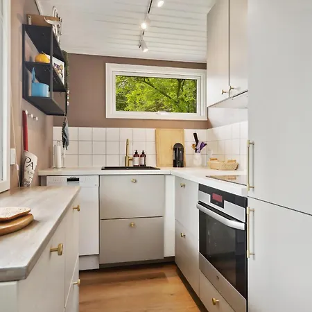 Holiday home Stunning In With Kitchen Borkop