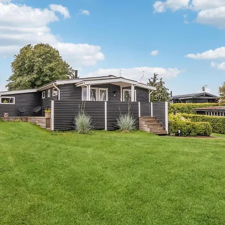 Holiday home Stunning In With Kitchen Borkop